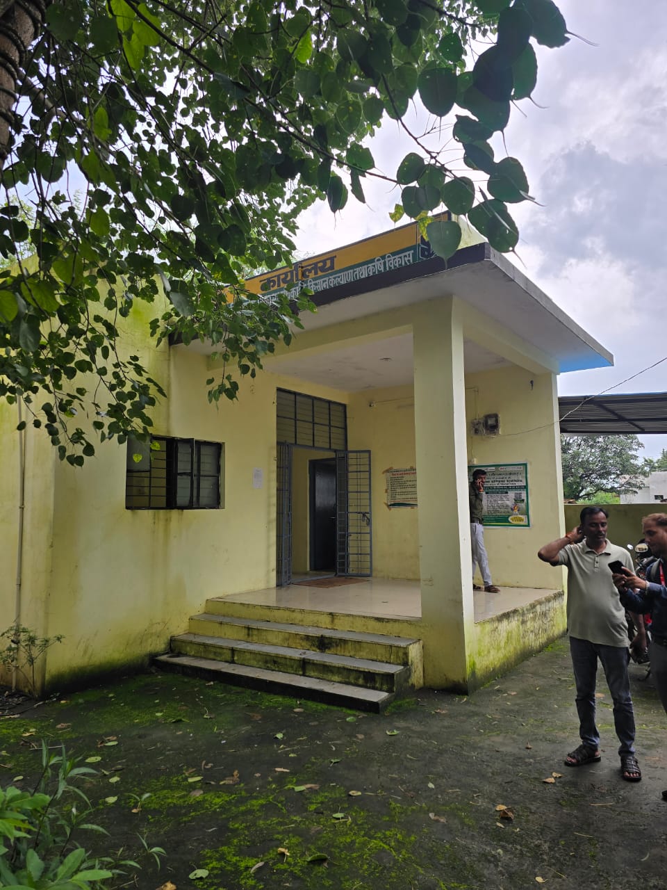 सैलाना के इसी ऑफिस में रिश्वत लेते कृषि विस्तार अधिकारी को लोकायुक्त ने पकड़ा।
