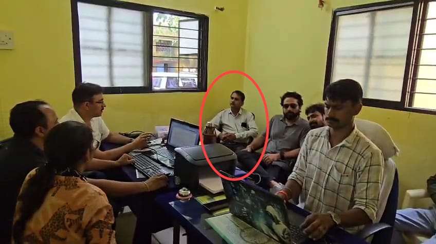 रतलाम में कृषि विस्तार अधिकारी को रिश्वत लेते गिरफ्तार:  ऑफिस में 10 हजार रुपए लेकर पॉकेट में रखे; लाइसेंस देने के नाम पर मांगे थे 30 हजार – Ratlam News
