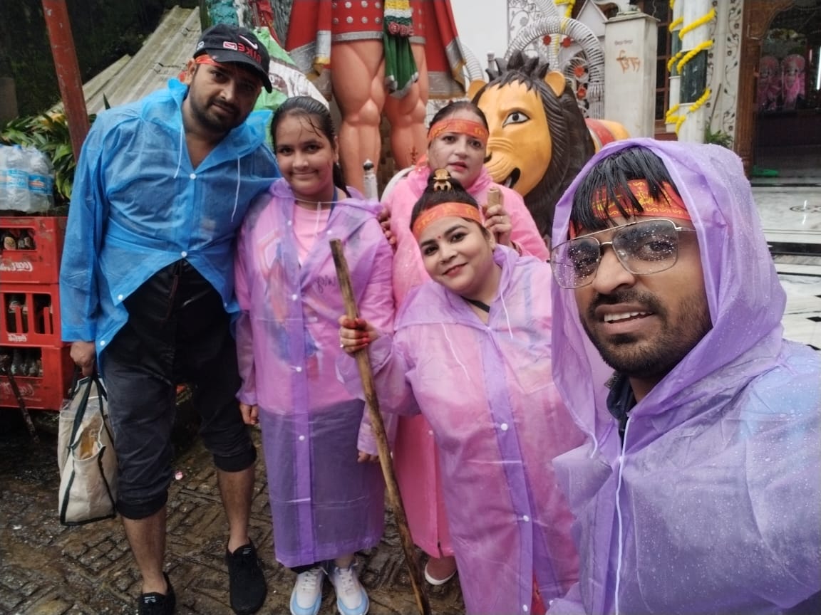 दोनों बहनों ने परिवार संग सेल्फी ली।