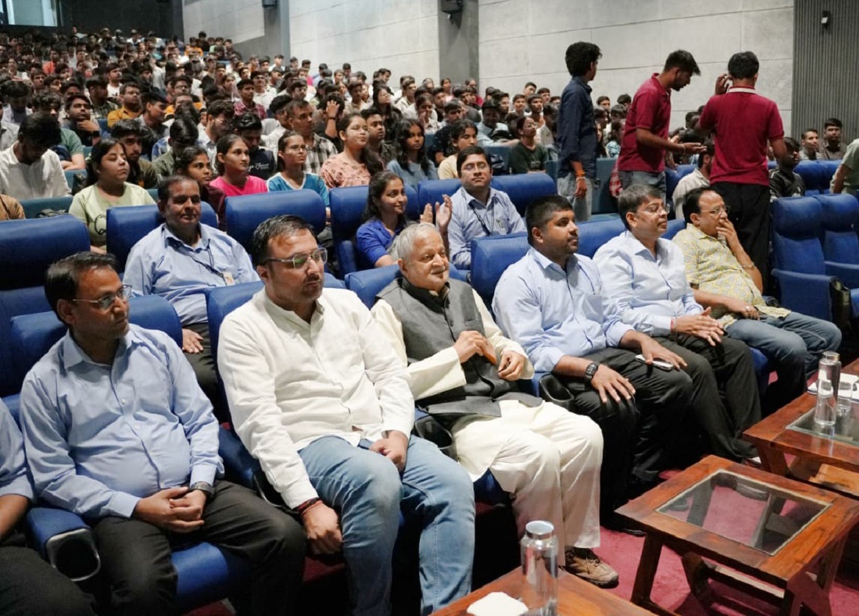 उन्होंने नमस्ते का वास्तविक अर्थ समझाते हुए इसकी सांस्कृतिक गहराई और महत्व पर प्रकाश डाला और भारत की समृद्ध बौद्धिक विरासत पर जोर दिया।