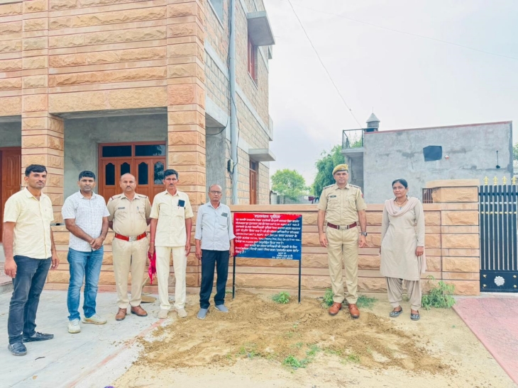 नागाणा थाना पुलिस ने कार्रवाई करते हुए फ्रीज का बोर्ड लगाया।