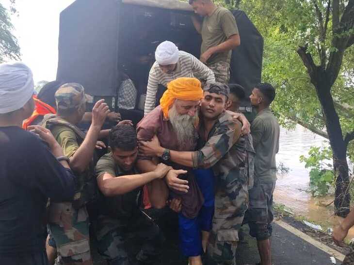सेना को मदद करते देख लोगों ने राहत की सांस ली।