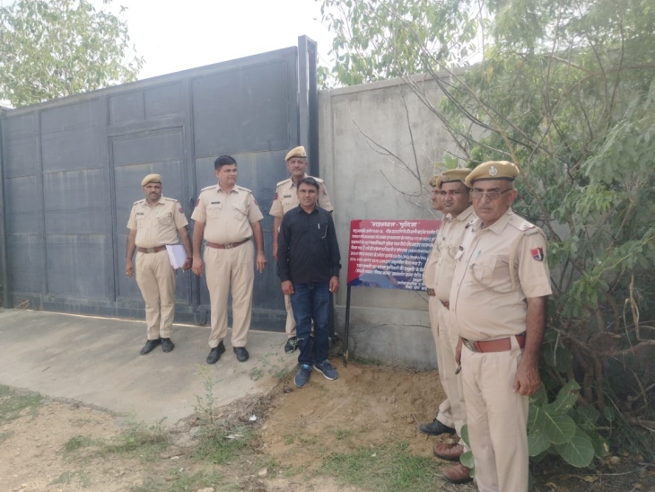 रीको थाना पुलिस ने मकान, दो प्लाट को फ्रीज किया।