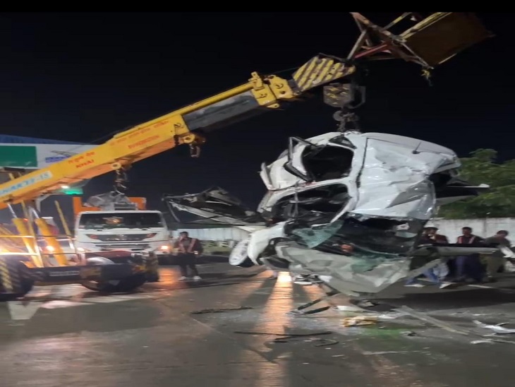 कार में आधे घंटे तक युवक का शव फंसा रहा। जिसे क्रेन की सहायता से बाहर निकाला गया।