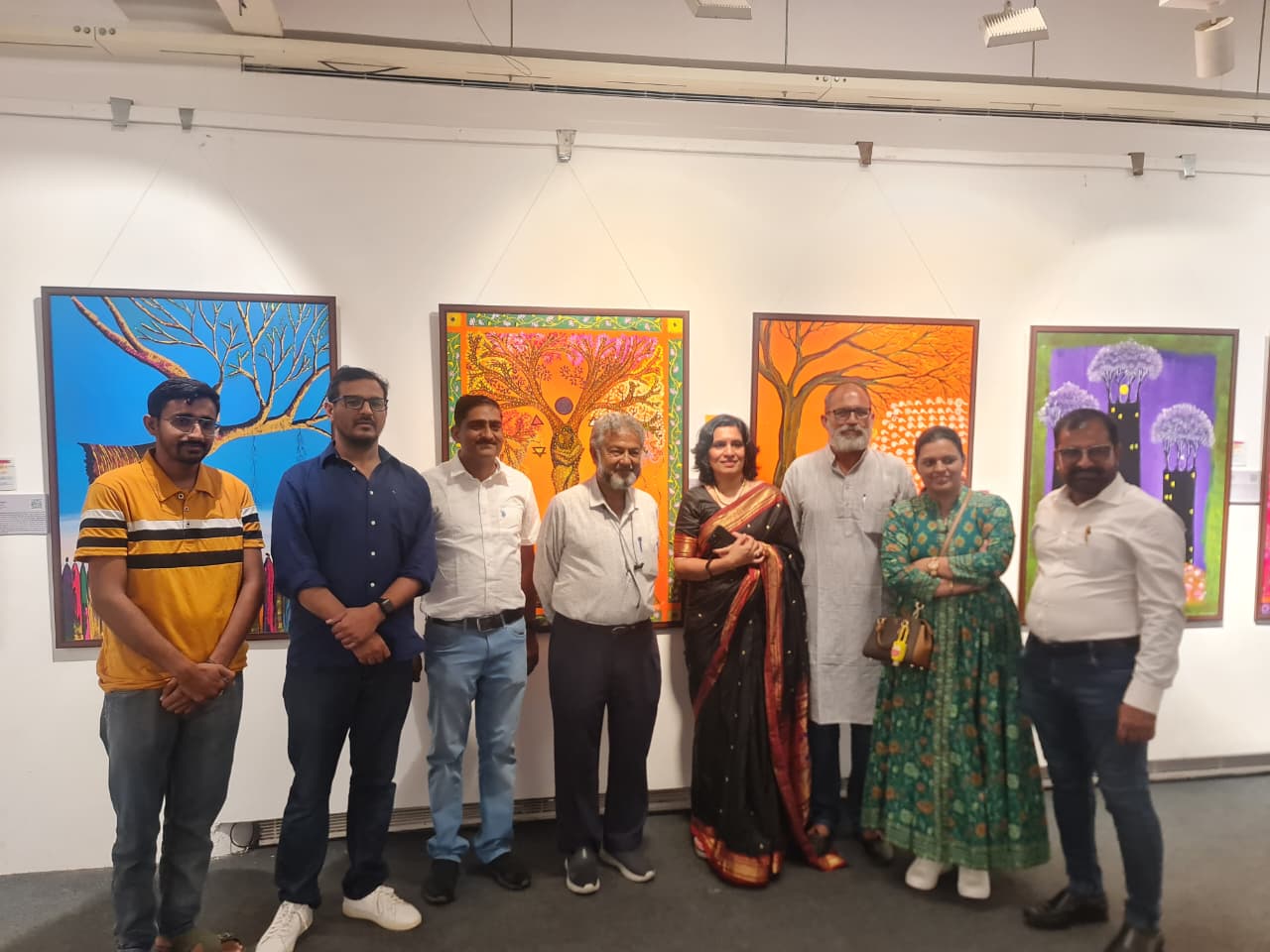 निधि चौधरी की पेंटिंग्स अशोक वाटिका और कल्पवृक्ष विशेष आकर्षण का केंद्र बनी हुई हैं।