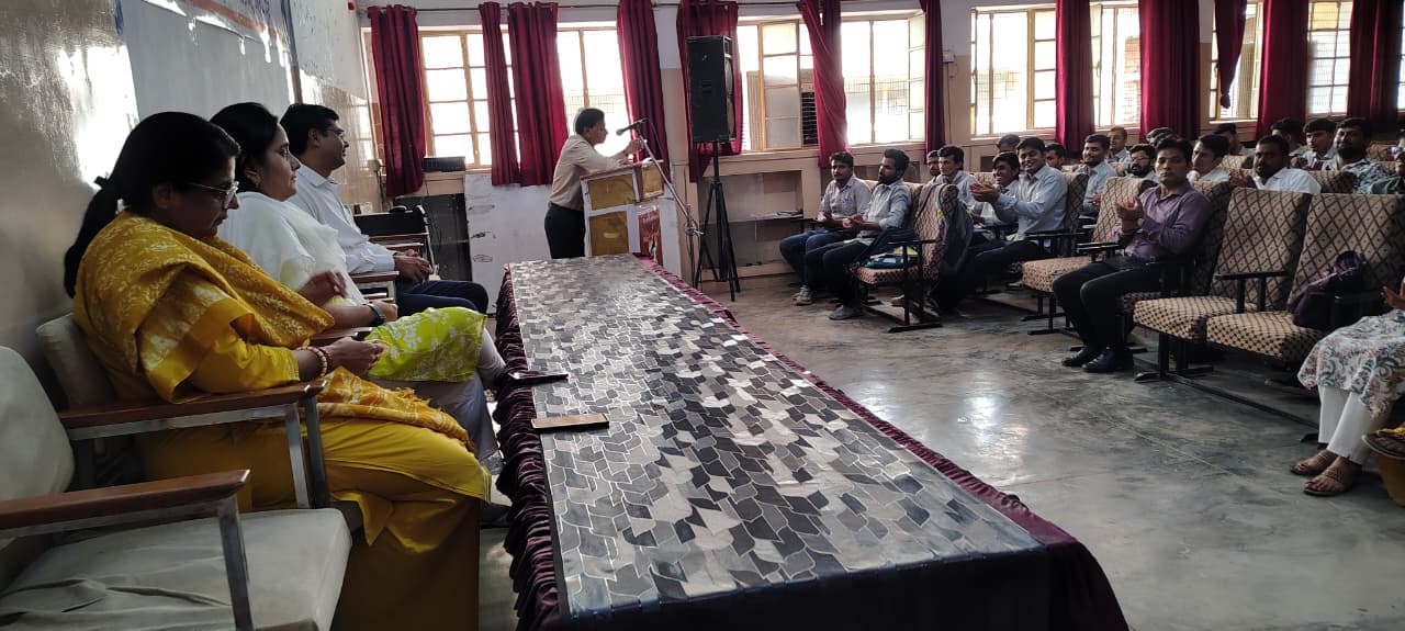 कार्यशाला में मुख्य वक्ता प्रो. पंवार ने गिनाईं नई शिक्षा नीति की खूबियां।