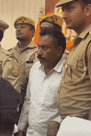 मंत्र म्हणत नातवाचे डोके काली मातेला केले अर्पण: आजोबाने प्रयागराजमध्ये शरीराचे 4 तुकडे फेकले; महिनाभरापूर्वी केला होता प्लॅन आरोपी आजोबाने सांगितले की, तांत्रिकाने सांगितले होते की, यज्ञ केल्याने घरात शांती राहील.