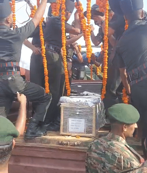 झुंझुनूं के अग्रसेन सर्किल से पैतृक गांव लालपुर के लिए जवान इकबाल खान की पार्थिव देह के साथ तिरंगा यात्रा शुरू हुई थी।