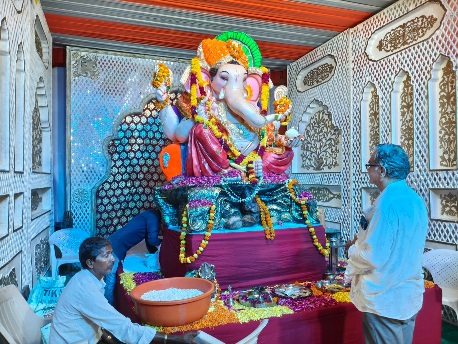 नगर परिषद द्वारा आयोजित पांच दिवसीय गणेश उत्सव के दौरान अरविन्द स्टेडियम में विराजित गणेश प्रतिमा।