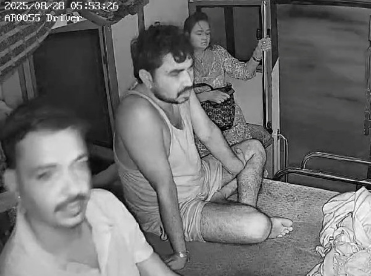 बस में बैठा ड्राइवर सतीश (बनियान में) जिसकी अचानक तबीयत बिगड़ने से मौत हो गई।