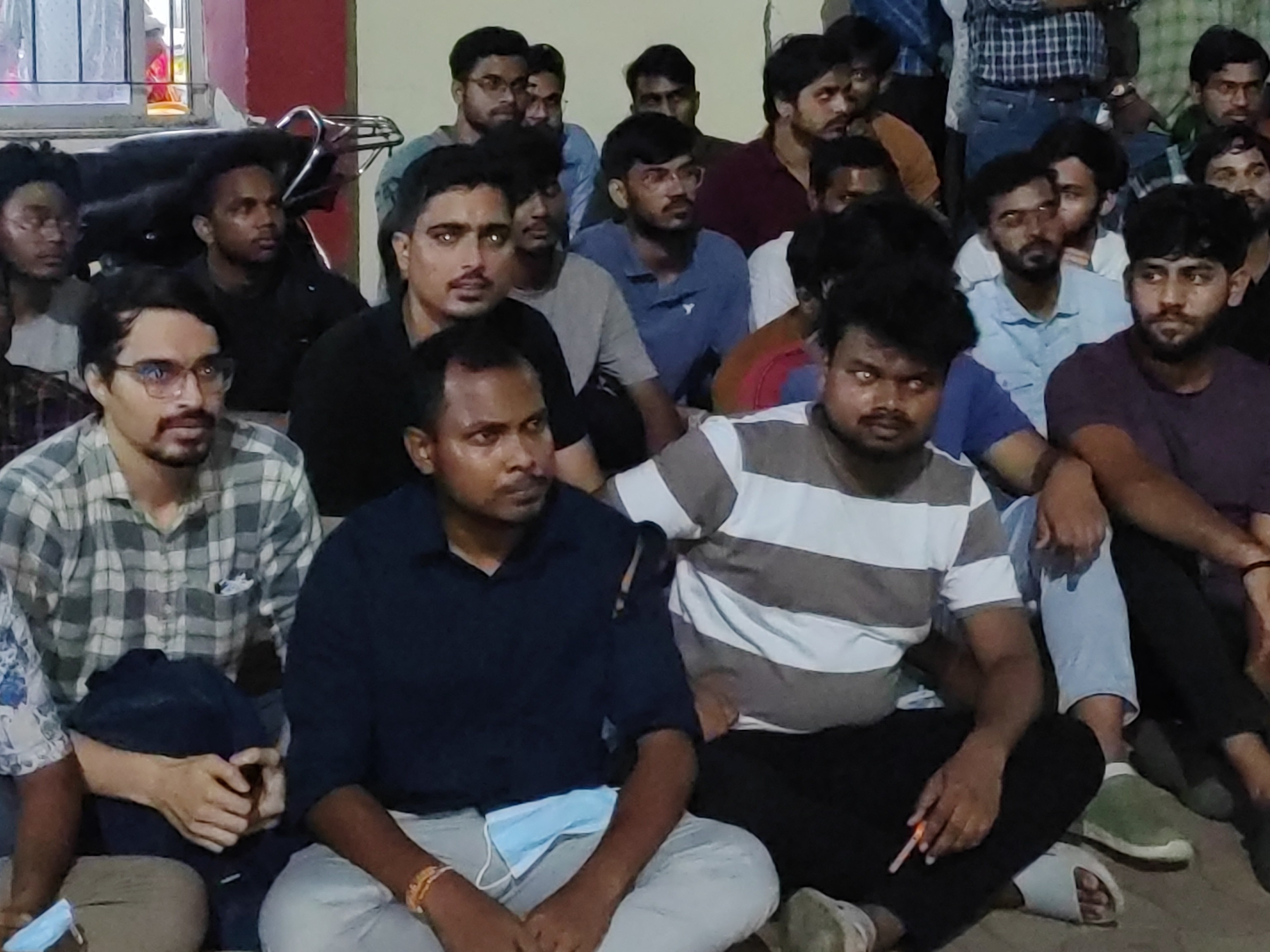 मरीज की मौत के बाद कई लोग इमरजेंसी पहुंचे और आरोप लगाया कि इसी डॉक्टर के कहने के कारण 108 एंबुलेंस मिलने में परेशानी हुई और डॉक्टर के साथ मारपीट शुरू कर दी।