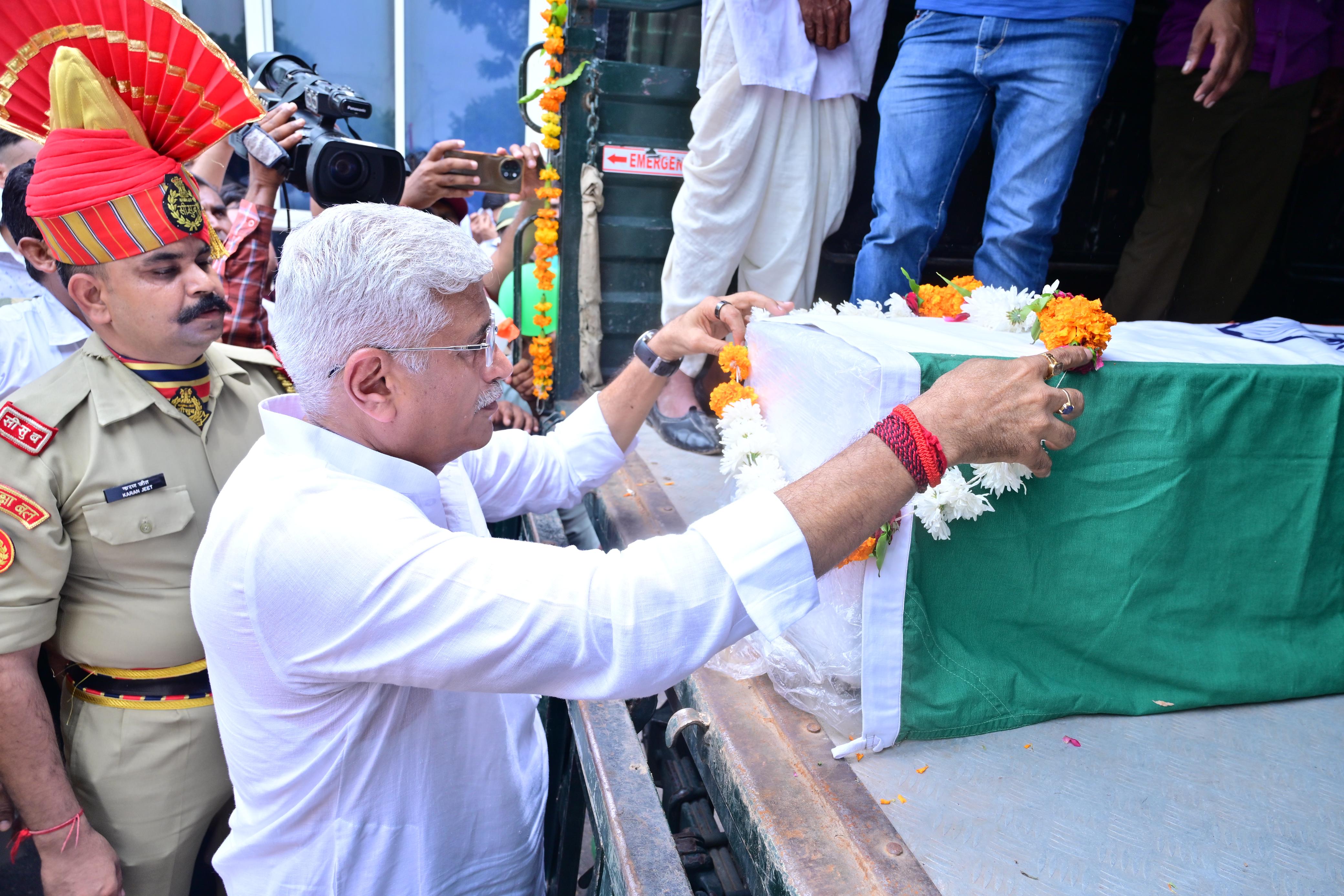 शेखावत ने बोयल के शहीद जवान रमेश पोपावत की पार्थिव देह पर पुष्प भी अर्पित किए।