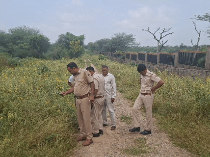 मौके पर कार्रवाई करते हुए सीकर की सदर थाना पुलिस।