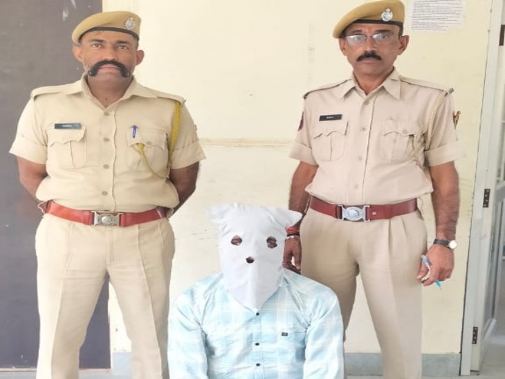 पुलिस की हिरासत में बैठे आरोपी कृष्ण कुमार को पहले ही गिरफ्तार कर जेल भेजा जा चुका है।