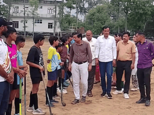 खिलाड़ियों का परिचय लेते हुए स्कूल स्टाफ व कोच।