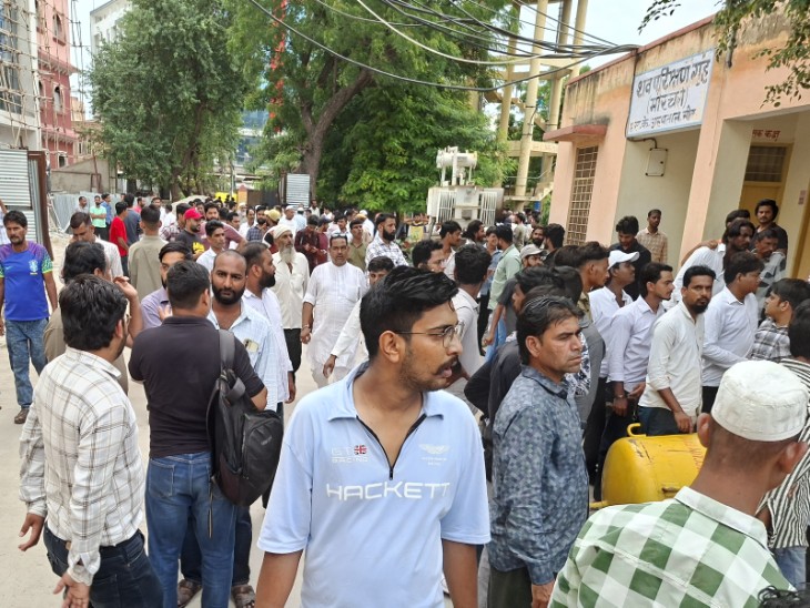 एसके अस्पताल की मोर्चरी के बाहर मौजूद लोग।