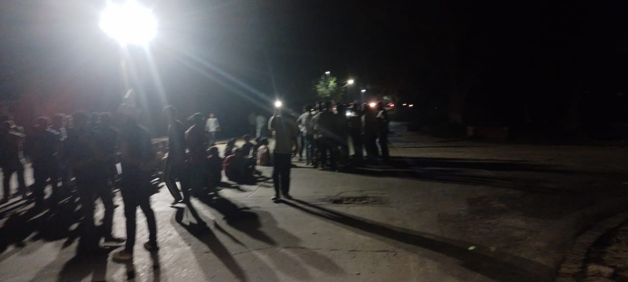 BHU बिरला चौराहे पर आधी रात छात्रों का विरोध:  सुरक्षाकर्मियों पर लगाया मारपीट दुर्व्यवहार का आरोप, आश्वासन के बाद खत्म किया धरना – Varanasi News