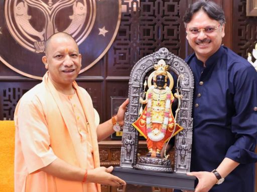विधायक राजेश्वर सिंह ने दो दिन पहले CM योगी से मिलकर खराब स्ट्रीट लाइट और जलभराव की समस्या से उनको अवगत कराया था।