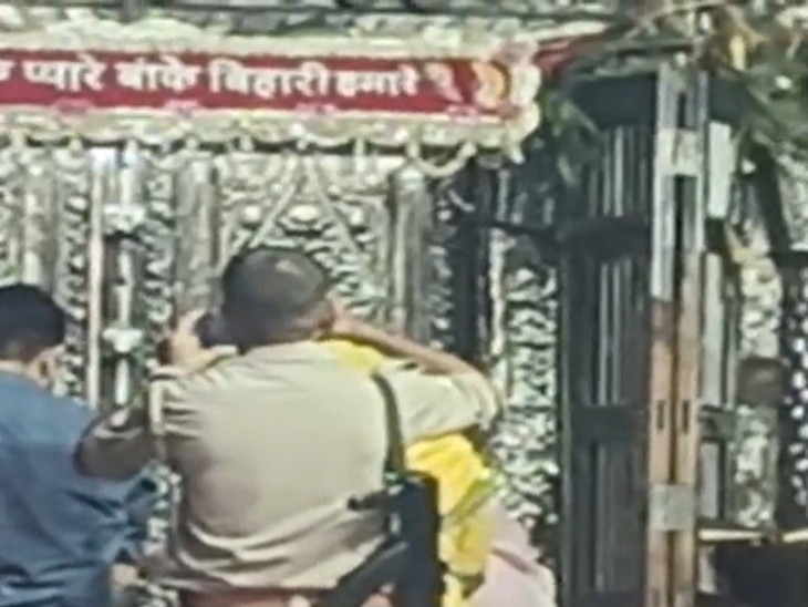 भक्त ने दाखिल वाद में कहा कि सुरक्षा कर्मी फोटो,वीडियो भी बना रहा था