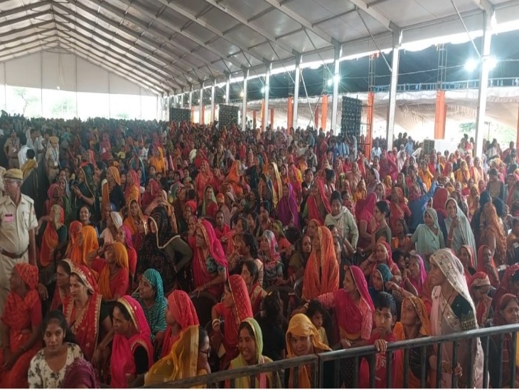 सीएम की सभा में मौजूद भीड़।