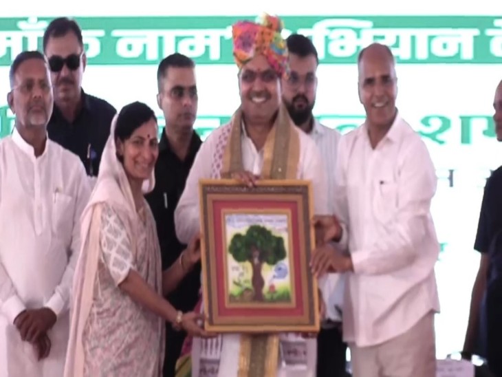 मुख्यमंत्री का स्वागत करते जलदाय मंत्री कन्हैयालाल चौधरी।