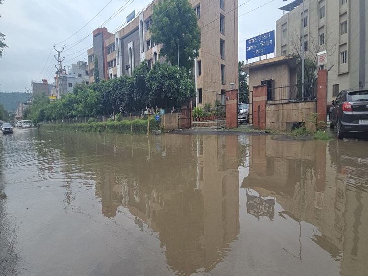 उदयपुर में सविना सब सिटी सेंटर स्थित आयकर भवन के बाहर भरा पानी।