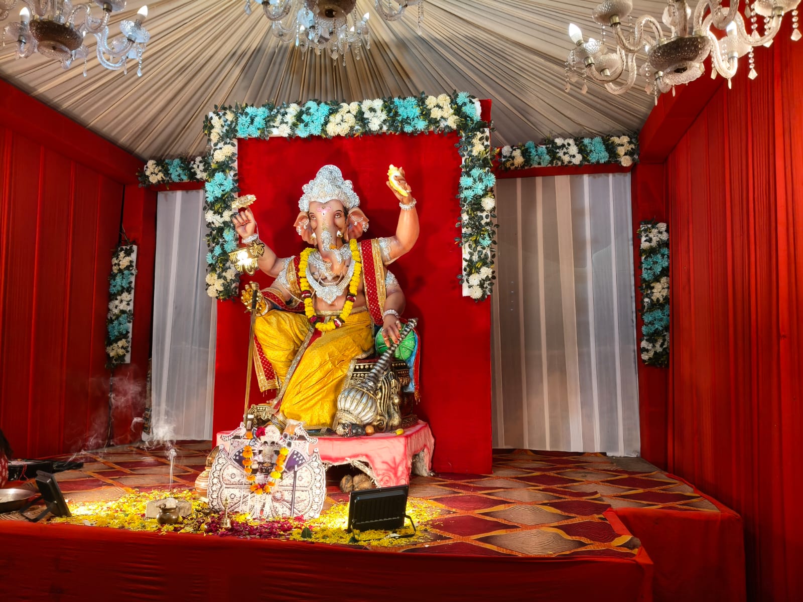 माणक चौक राजनगर में शिव मंदिर के पास श्रृंगारित गणेश प्रतिमा। पांडाल में सांवरिया सेठ की झांकी सजाई गई।