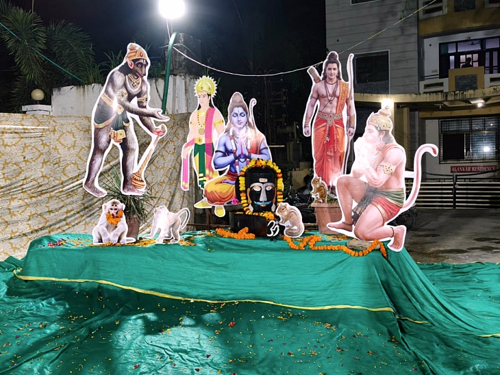 100 फिट रोड़ कृष्णा गुप्र द्वारा रामेश्वरम की झांकी सजाई गई है।