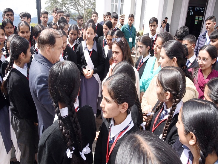 Students of various school colleges arrived to see the proceedings of Himachal Assembly.