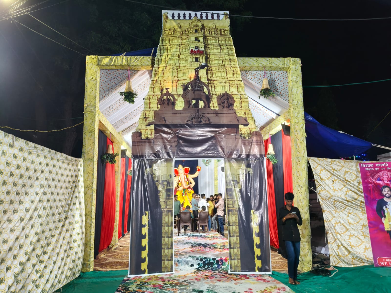 100 फिट के राजा पांडाल में जाने के लिए बनाया गया प्रवेश द्वार।