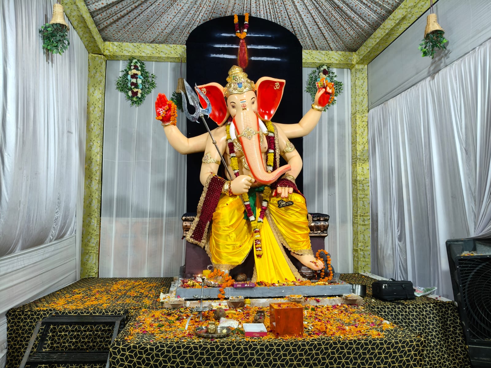 100 फिट के राजा की श्रृंगारित झांकी। यहां दर्शन करने के लिए बड़ी संख्या में लोग पहुंच रहे है।