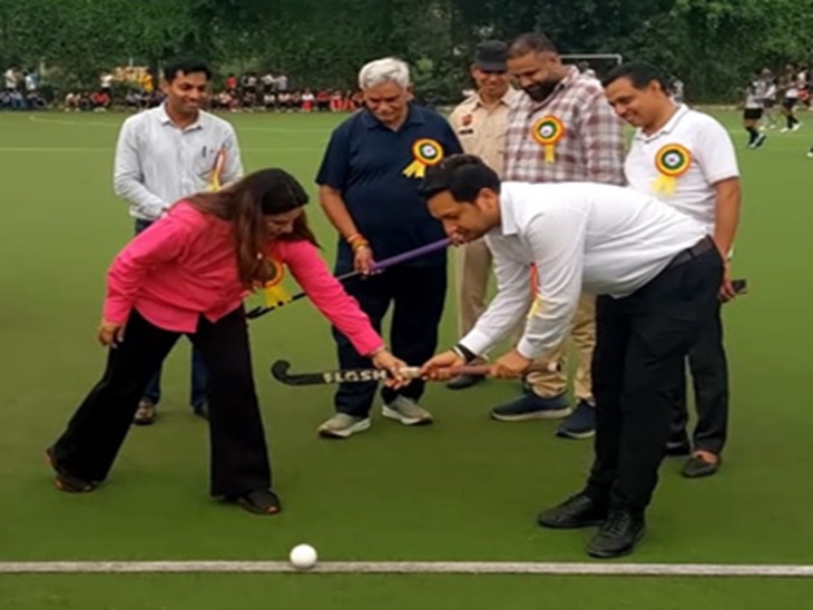 DC Sachin Gupta, deputy director Sunita Khatri, describing how to catch hockey.