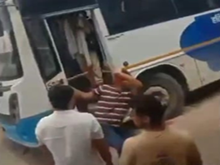 रोहतक में किन्नरों के दो गुटों में झगड़ा:  बधाई मांगने को लेकर लाठी-डंडे चले, 6 घायल, हफ्ता वसूली के आरोप – Rohtak News