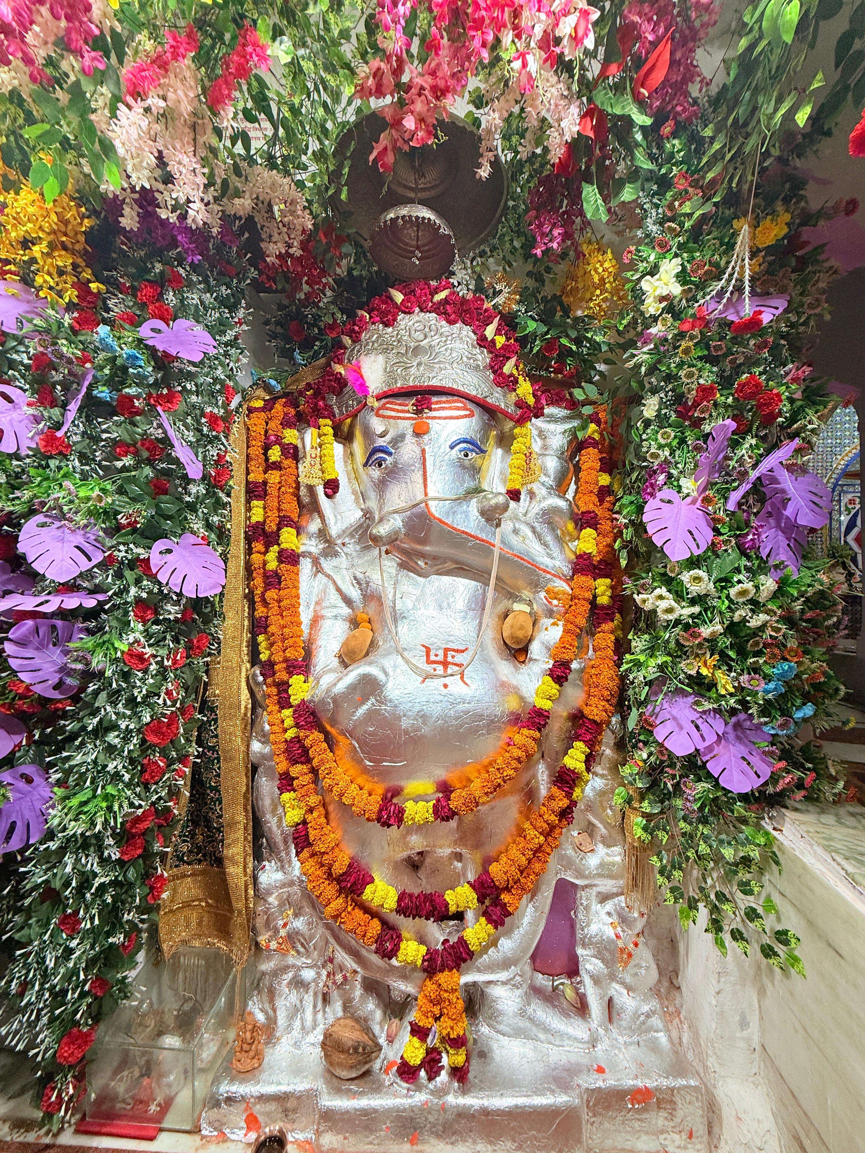 नो चोकी रोड़ स्थित मंशापूर्ण महागणपति मंदिर में झांकी दर्शन ।