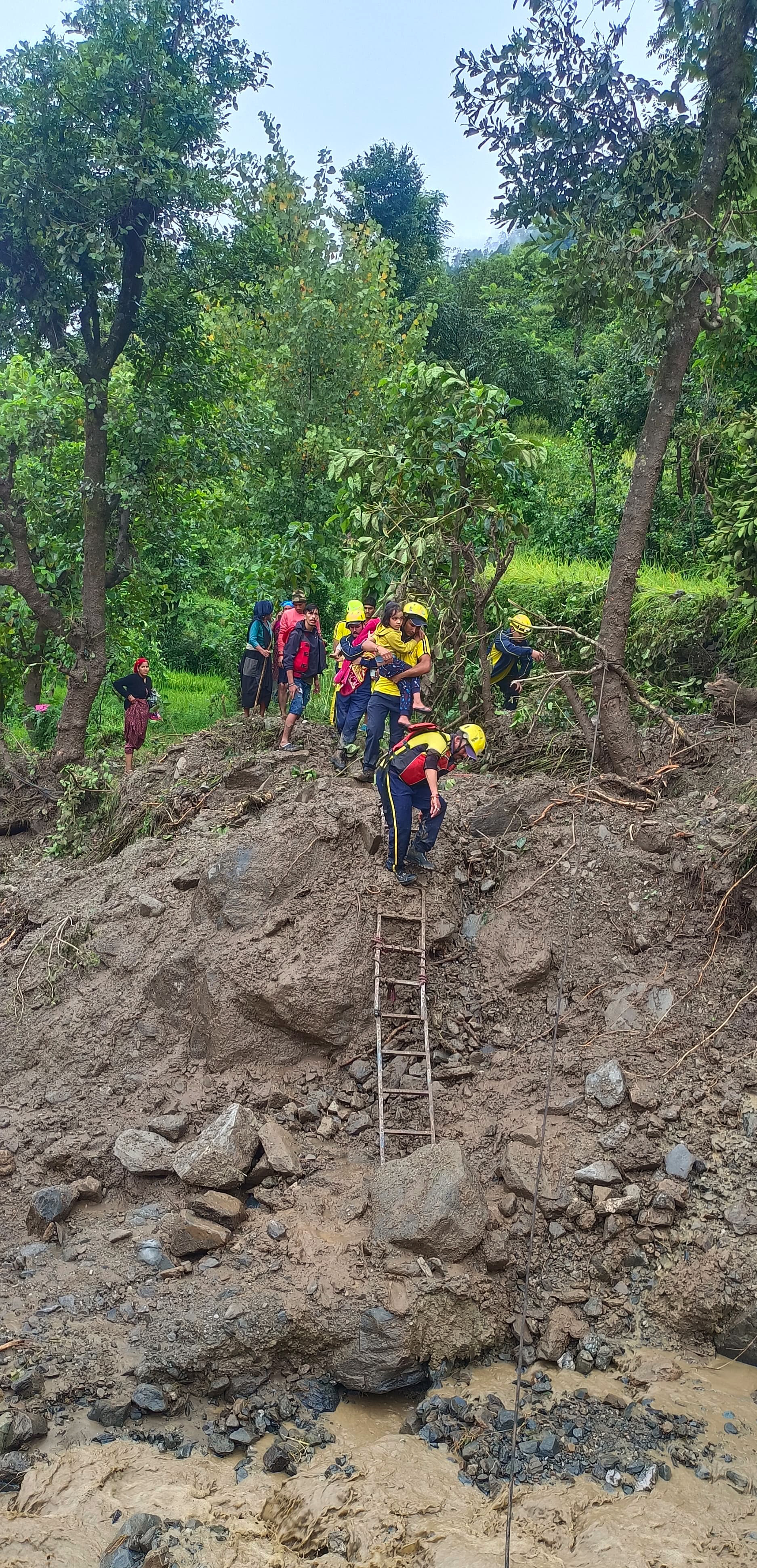 Clouds erupted on Friday morning in Agastyamuni area of Rudraprayag. The SDRF team is engaged in rescue work.