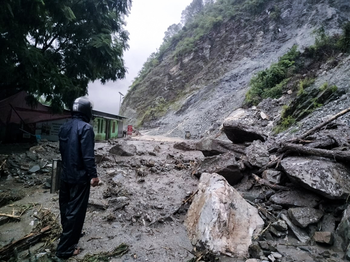 Landslides occurred at several places in Chamoli on Friday. Badrinath National Highway has also been closed.