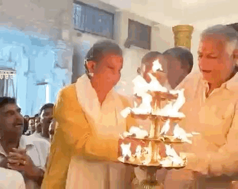 लाल जी किट महाआरती करते अतिथि