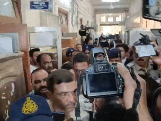 As soon as Anwar Qadri reached Indore court, the mob surrounded him.