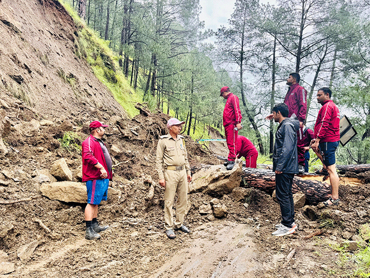 उत्तराखंड के चमोली जिले के देवाल में गुरुवार रात लैंडस्लाइड के बाद मलबा हटाया जा रहा है।