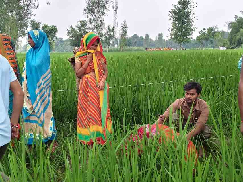 शव के पास बैठे परिजन। - Dainik Bhaskar