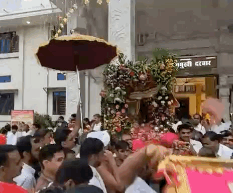 पदयात्रा के दौरान पट्ट सेवा करते सेवादार