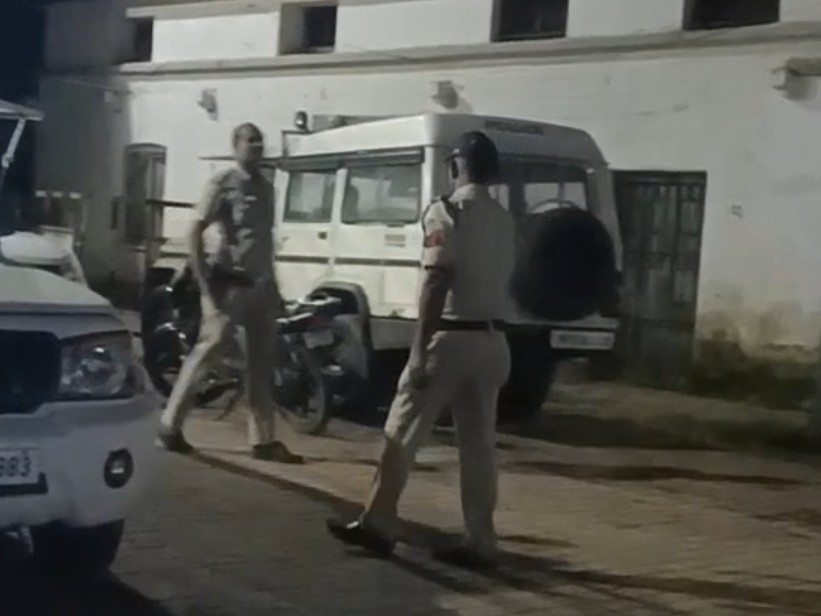 फरार आरोपी को पकड़ने पहुंची पुलिस टीम।