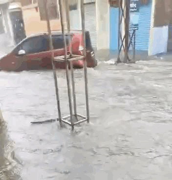 शहर की गलियां नदियों में बदल गई