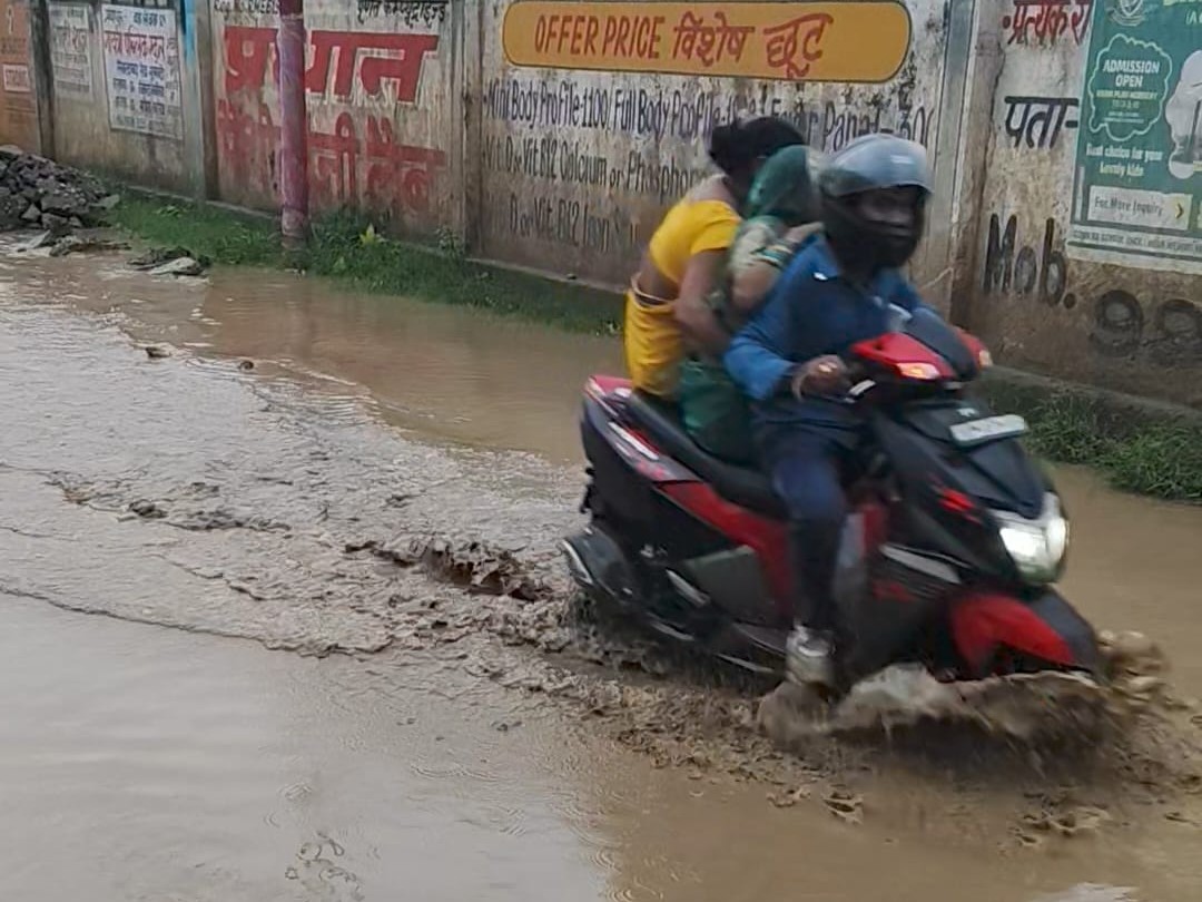 मंडी रोड निर्माण में देरी पर ईओ सख्त:  बुलंदशहर में 1.33 करोड़ की सड़क एक माह बाद भी अधूरी, व्यापारी-किसान परेशान – Bulandshahr News