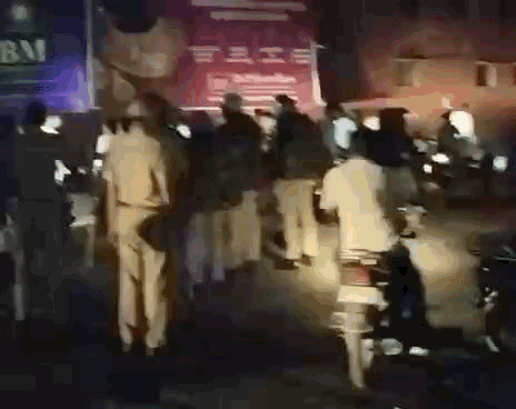 पुलिस ने समझाइश की और कड़ी कार्रवाई करने का आश्वासन देने के बाद की आक्रोशित लोग शांत हुए।