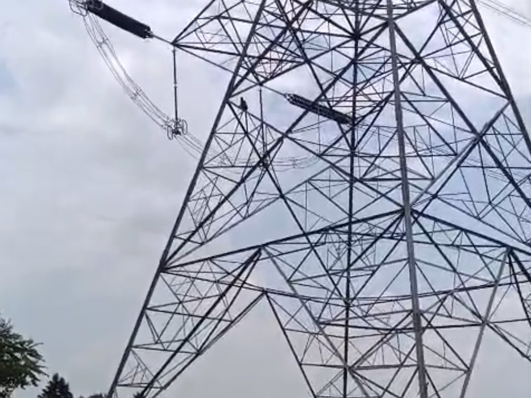 काफी देर तक टावर पर बैठा रहा युवक।