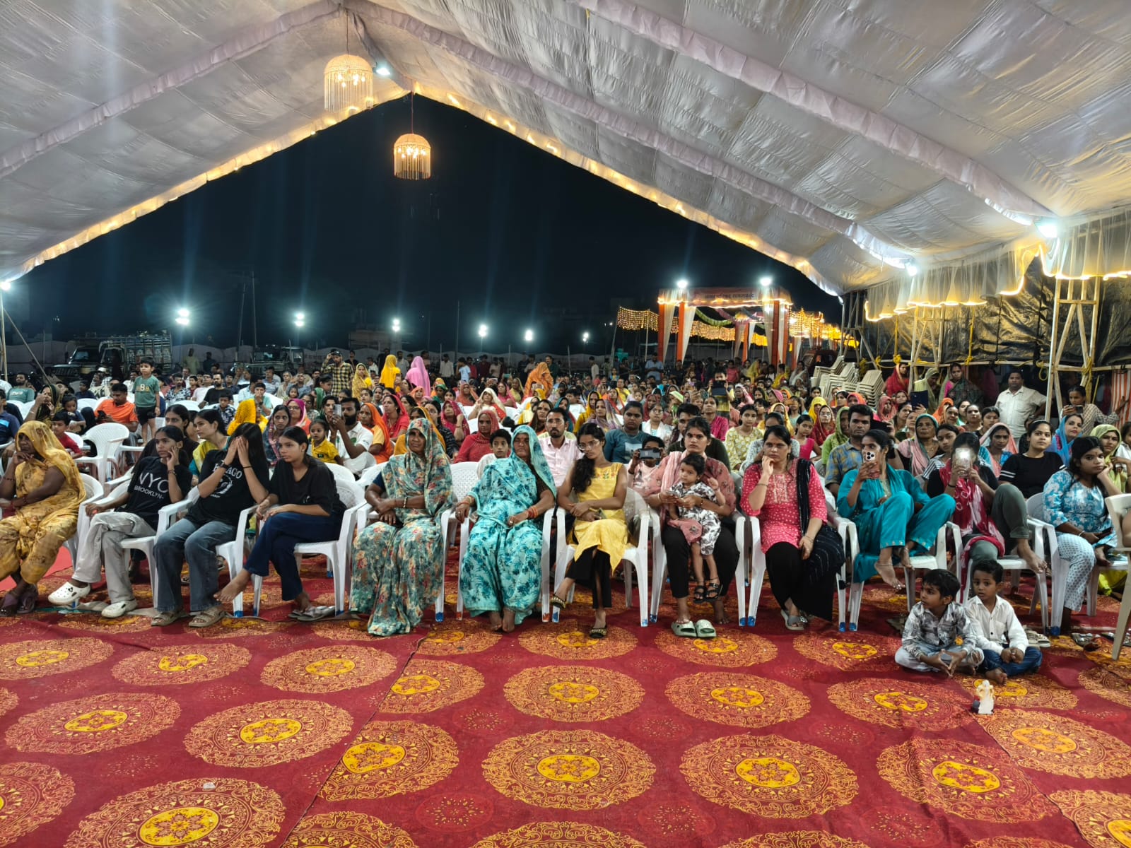 अरविन्द स्टेडियम में आयोजित कार्यक्रम में मौजूद शहरवासी।