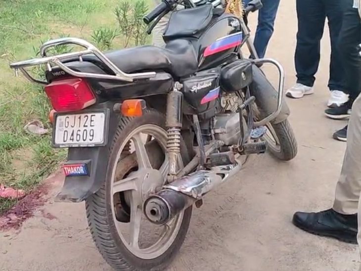 After the incident, accused Mohit left his bike on the spot and escaped.