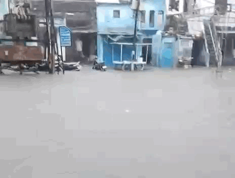 बारिश का पानी भरने से पुराने भीलवाड़ा में कार के पहिए पानी में डूबे