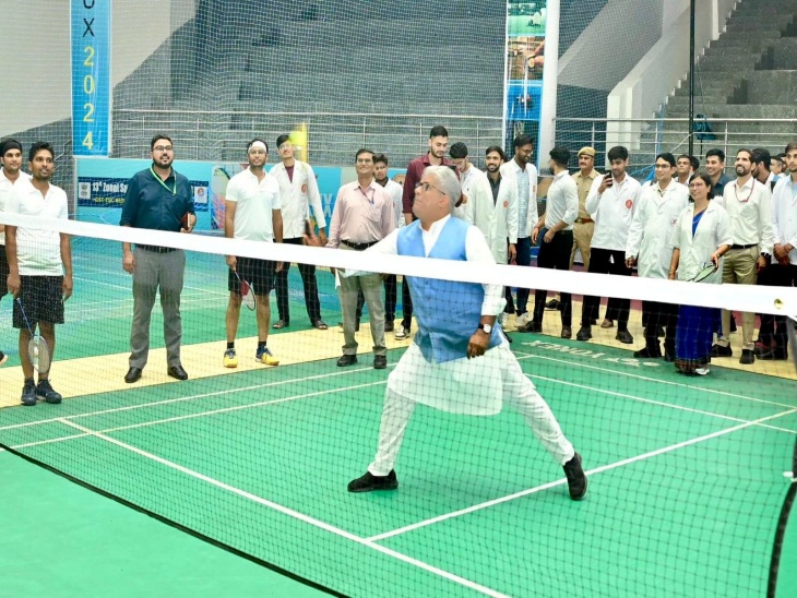 अलवर के ESIC मेडिकल कॉलेज में बैडमिंटन खेलते केंद्रीय मंत्री भूपेंद्र याादव।